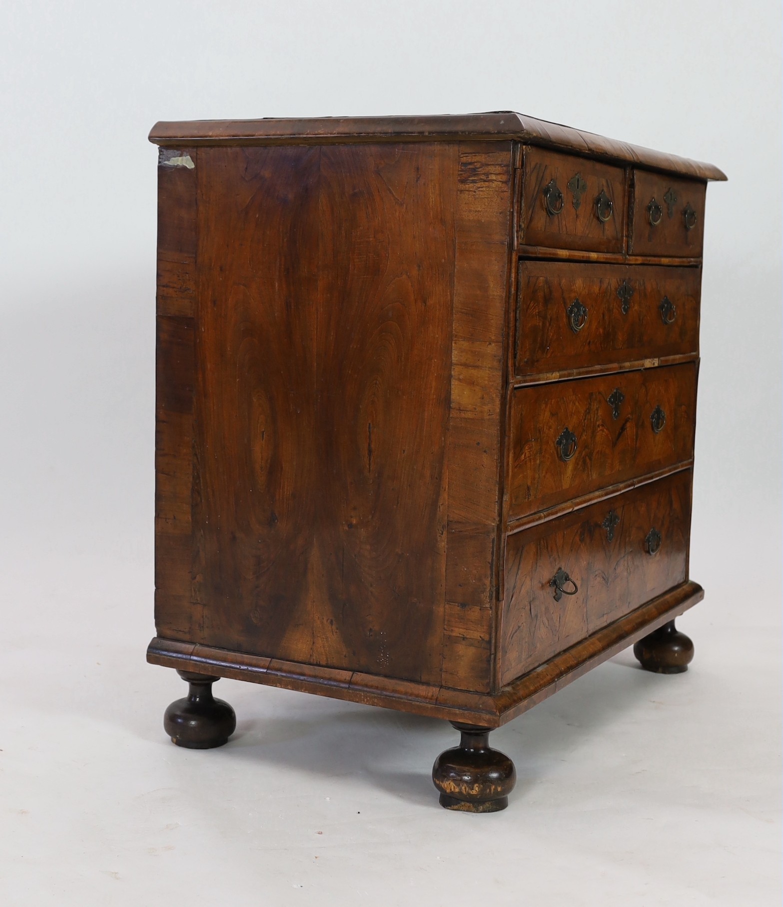 A George I figured walnut chest W.96cm D.58cm H.91cm